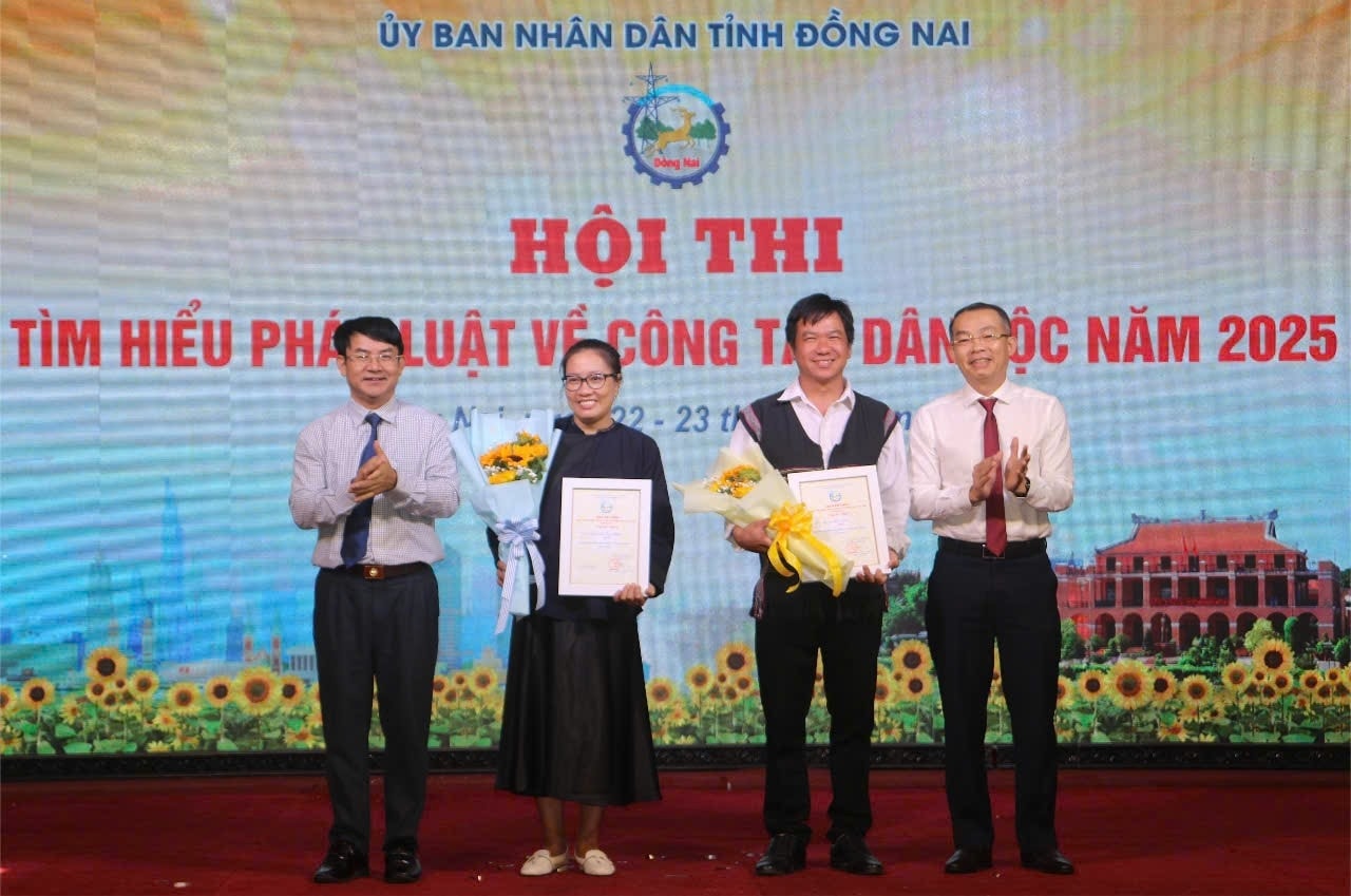 Ông Nguyễn Văn Khang - Giám đốc Sở Dân tộc và Tôn giáo, Phó Trưởng ban Ban Tổ chức Hội thi trao giải Nhất cho đội thi thành phố Long Khánh và ông Phan Quang Tuấn - Phó Giám đốc Sở Tư pháp, Thành viên Ban Tổ chức Hội thi trao giải Nhì cho đội thi huyện Định Quán.