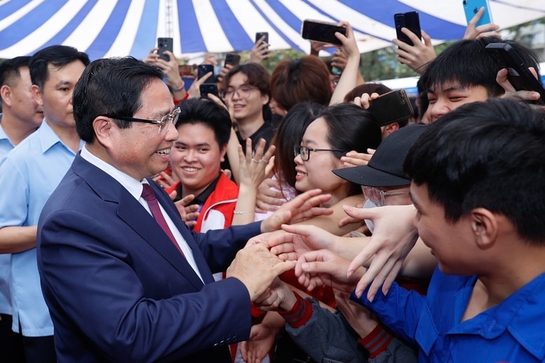 Thủ tướng trò chuyện với các sinh viên Học viện Công nghệ Bưu chính Viễn thông - Ảnh: VGP/Nhật Bắc Thủ tướng trò chuyện với các sinh viên Học viện Công nghệ Bưu chính Viễn thông - Ảnh: VGP/Nhật Bắc