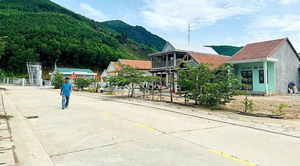Khu tái định cư Gò Tranh Giữa, ở thôn Gò Tranh, xã Long Sơn, huyện Minh Long, tỉnh Quảng Ngãi khang trang, giúp người dân vùng sạt lở núi có nơi ở mới an toàn để ổn định cuộc sống.  A4: AMH