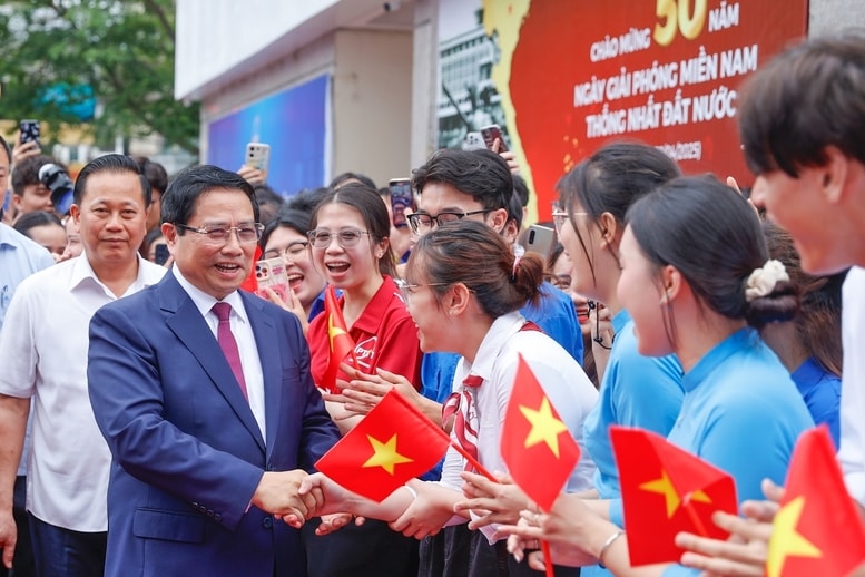 Thủ tướng Phạm Minh Chính trò chuyện với thầy, trò Học viện Công nghệ Bưu chính Viễn thông và các đại biểu dự lễ phát động - Ảnh: VGP/Nhật Bắc