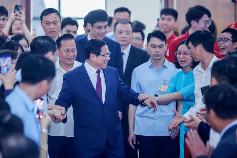 Thủ tướng trò chuyện với thầy, trò Học viện Công nghệ Bưu chính Viễn thông và các đại biểu dự lễ phát động - Ảnh: VGP/Nhật Bắc