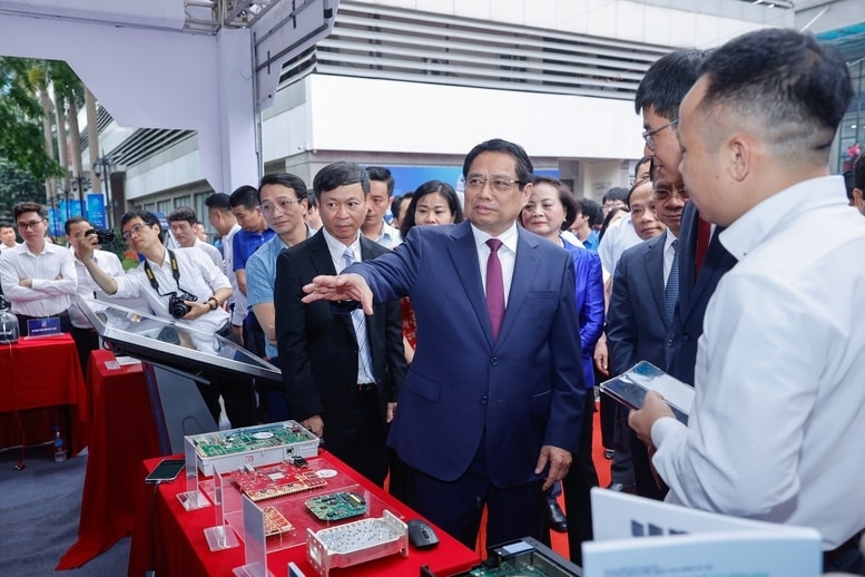 Thủ tướng thăm gian trưng bày đổi mới sáng tạo và chuyển đổi số của Học viện Công nghệ Bưu chính Viễn thông - Ảnh: VGP/Nhật Bắc