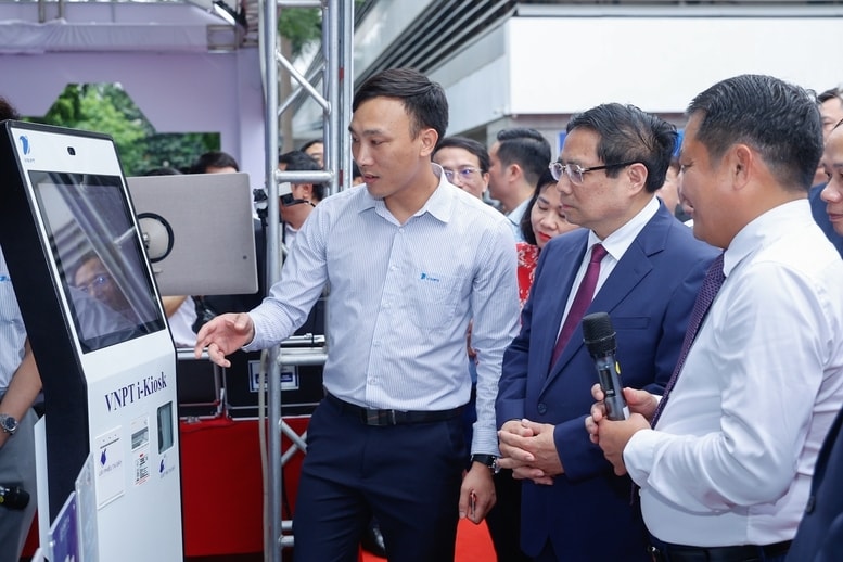 Thủ tướng thăm gian trưng bày đổi mới sáng tạo và chuyển đổi số của VNPT - Ảnh: VGP/Nhật Bắc