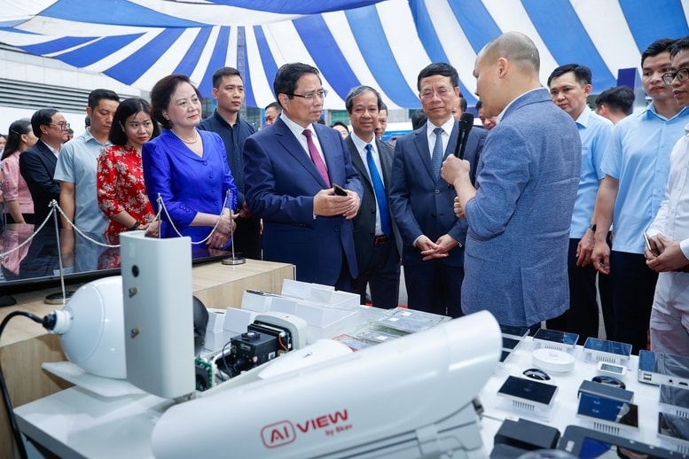 Thủ tướng thăm gian trưng bày đổi mới sáng tạo và chuyển đổi số của BKAV - Ảnh: VGP/Nhật Bắc