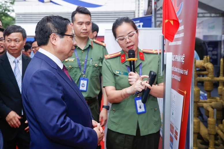 Thủ tướng thăm gian trưng bày đổi mới sáng tạo và chuyển đổi số của Học viện An ninh - Ảnh: VGP/Nhật Bắc