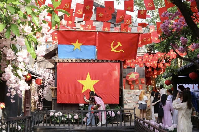 Không gian check in với cờ Tổ Quốc kích thước lớn tại các điểm vui chơi, quán cà - phê của nhiều thành phố lớn như Hà Nội, TP.Hồ Chí Minh, Đà Nẵng