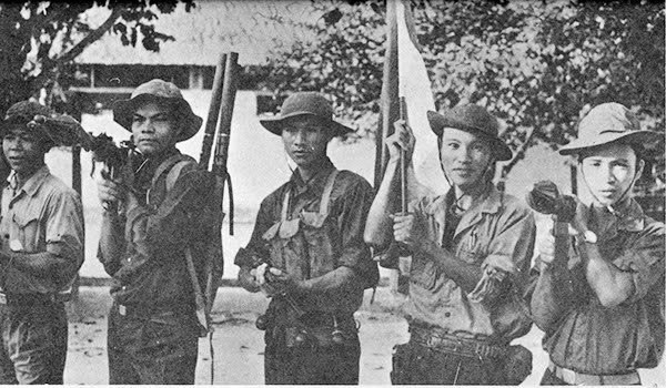 Đại đội trưởng đặc công Phạm Duy Đô (người cầm cờ) trong những ngày tháng 4.1975 lịch sử. ẢNH: TL