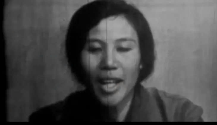 Phát thanh viên Hồ Mỹ Hạnh của Đài truyền hình Sài Gòn Giải Phóng đọc bản tin chiến thắng tối 1-5-1975 - Ảnh cắt từ video tư liệu