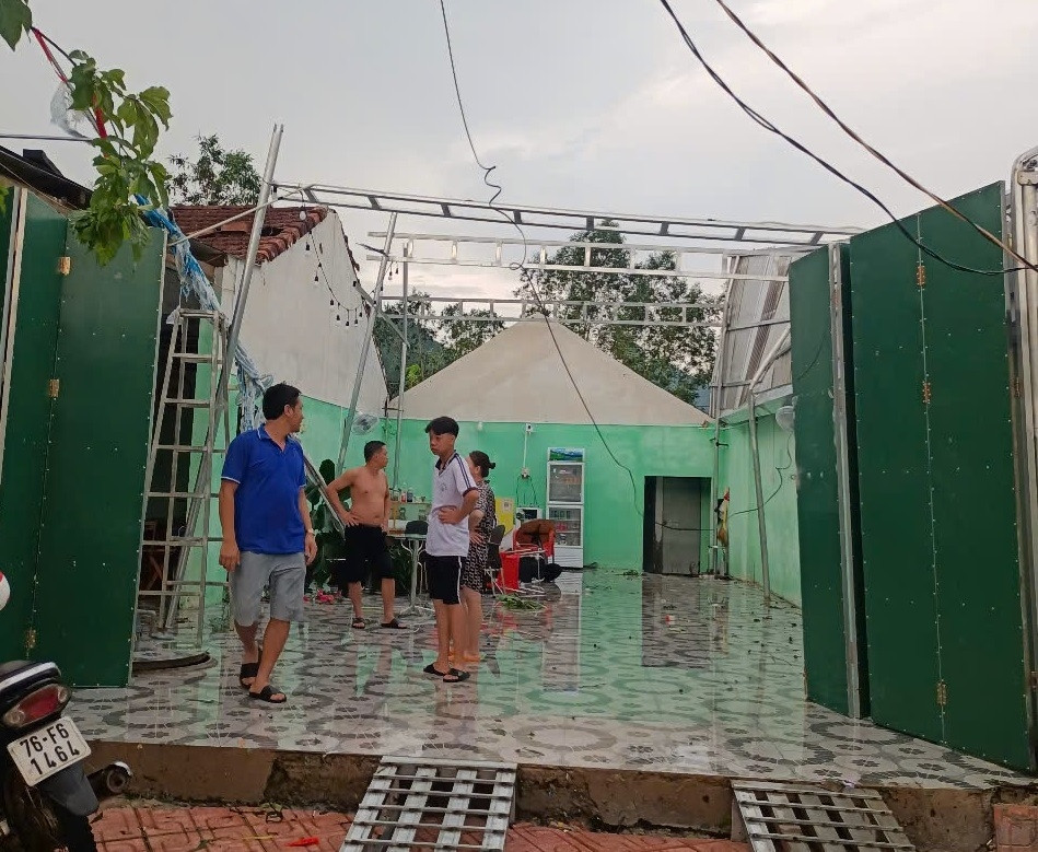 Giông lốc kèm mưa đá khiến nhà cửa của người dân bị thiệt hại.