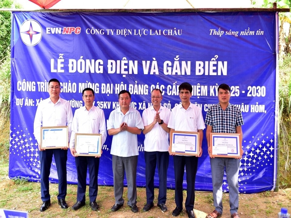 Lãnh đạo tỉnh Lai Châu, PC Lai Châu trao tặng giấy khen cho các tập thể có thành tích trong hoàn thành công trình Lãnh đạo tỉnh Lai Châu, PC Lai Châu trao tặng giấy khen cho các tập thể có thành tích trong hoàn thành công trình
