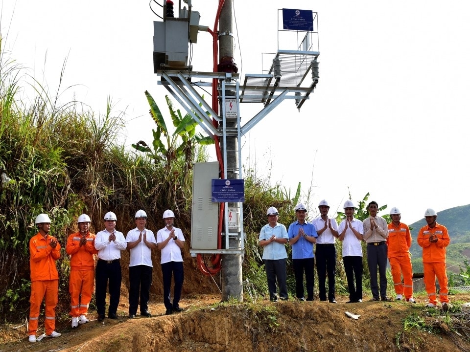 Các đại biểu tham dự Lễ khánh thành công trình xây dựng đường dây 35kV khu vực xã Nậm Sỏ (huyện Tân Uyên) cùng tham gia gắn biển Các đại biểu tham dự Lễ khánh thành công trình xây dựng đường dây 35kV khu vực xã Nậm Sỏ (huyện Tân Uyên) cùng tham gia gắn biển chào mừng Đại hội Đảng bộ các cấp nhiệm kỳ 2025 - 2030, tiến tới Đại hội đại biểu toàn quốc lần thứ XIV của Đảng.