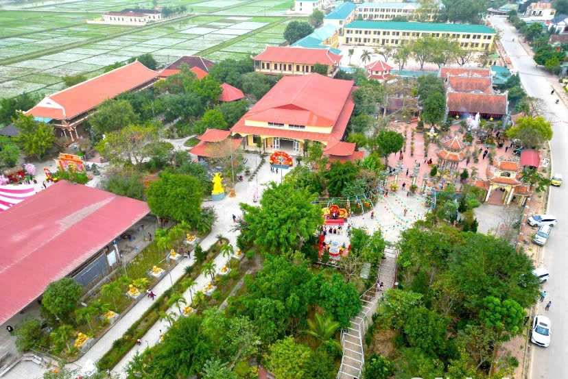 Toàn cảnh Đền chùa Gám nhìn từ trên cao