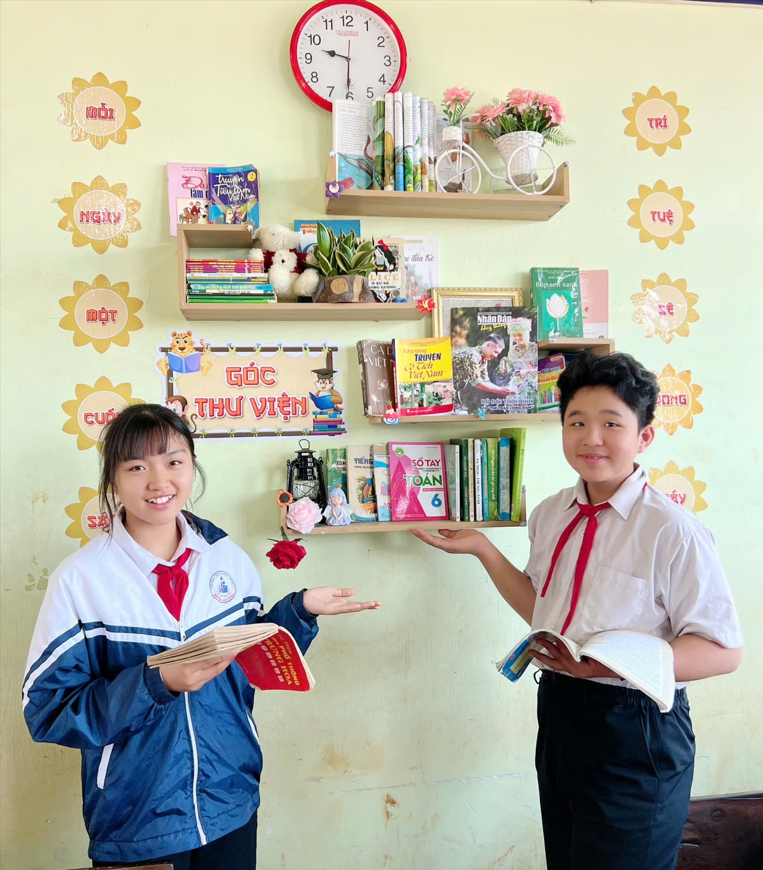 Một góc thư viện được sắp xếp khoa học, gọn gàng trong lớp học tại Trường THCS Nguyễn Viết Xuân