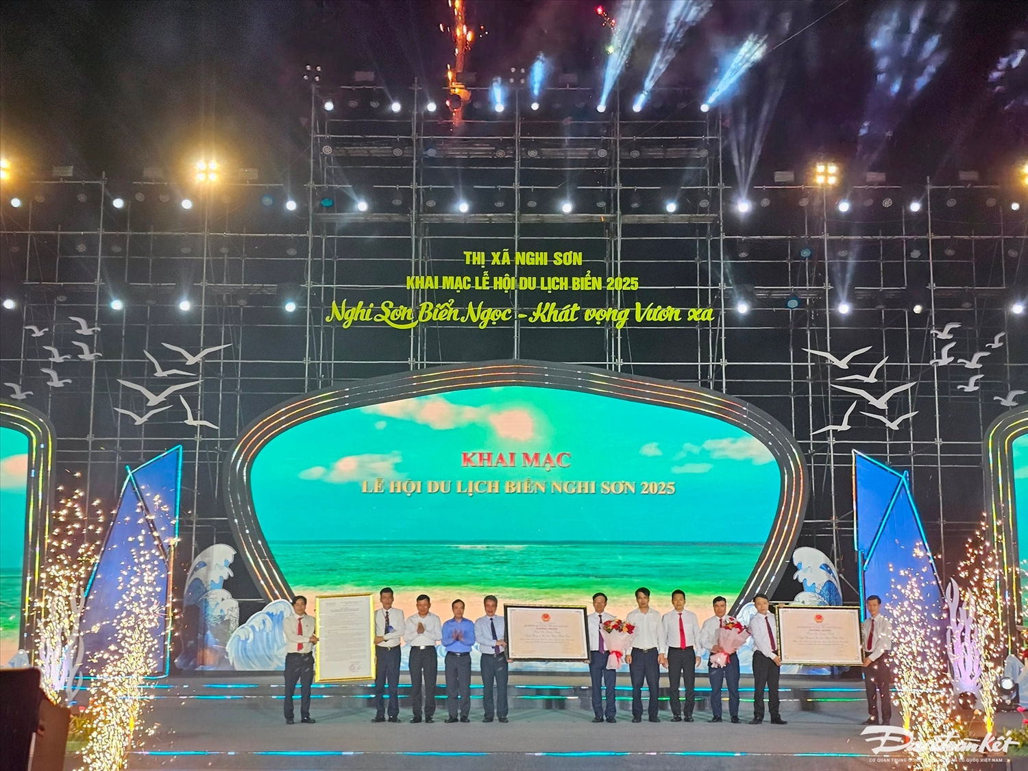 Trao Bằng công nhận Di sản văn hóa phi vật thể Quốc gia Lễ hội Đền Quang Trung và Quyết định công nhận Khu du lịch cấp tỉnh đối với Khu du lịch biển Hải Hòa