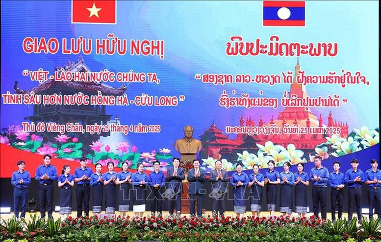 Chủ tịch nước Lương Cường và Tổng Bí thư, Chủ tịch nước Lào Thongloun Sisoulith với các đại biểu thanh niên - Ảnh: TTXVN