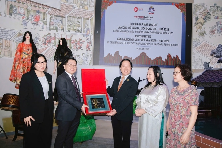 Ông Trần Nhất Hoàng, Phó Tổng đại diện Việt Nam tại EXPO 2025, Phó Cục trưởng Cục Hợp tác quốc tế (Bộ VHTTDL) và ông Ngô Trịnh Hà, Tổng Lãnh sự Việt Nam tại Osaka. Ông Trần Nhất Hoàng, Phó Tổng đại diện Việt Nam tại EXPO 2025, Phó Cục trưởng Cục Hợp tác quốc tế (Bộ VHTTDL) và ông Ngô Trịnh Hà, Tổng Lãnh sự Việt Nam tại Osaka.