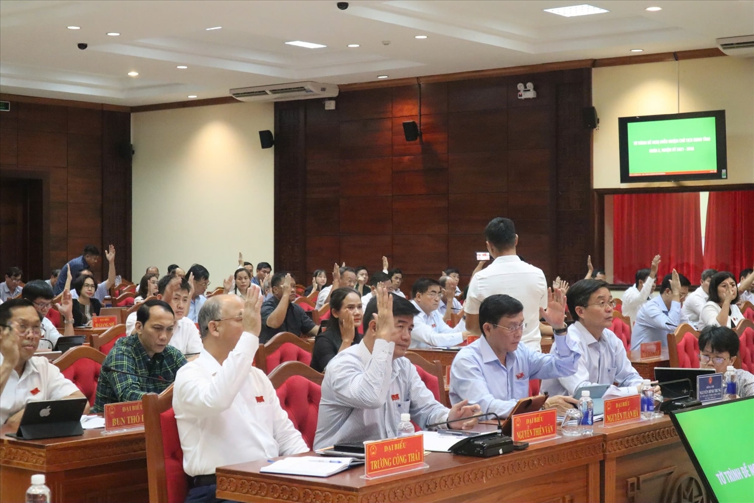 Đại biểu biểu quyết thông qua các nghị quyết