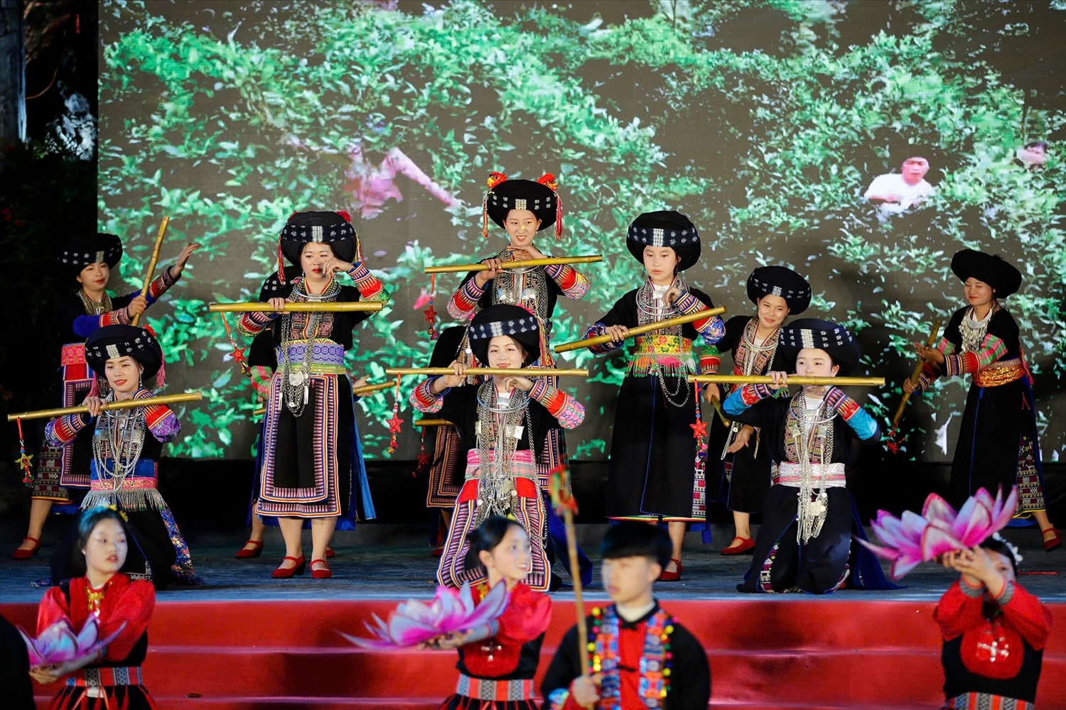 Trong Lễ khai mạc, ngoài những điệu múa, tiếng khèn của dân tộc Mông, còn có nhiều tiết mục mang đậm bản văn hóa của cộng đồng các dân tộc khác hiện đang sinh sống trên địa bàn huyện Đồng Văn như Lô Lô, Pu Péo, Tày, Giáy, Dao và sự tham gia biểu diễn của Đoàn nghệ thuật huyện Phú Ninh (tỉnh Vân Nam, Trung Quốc)