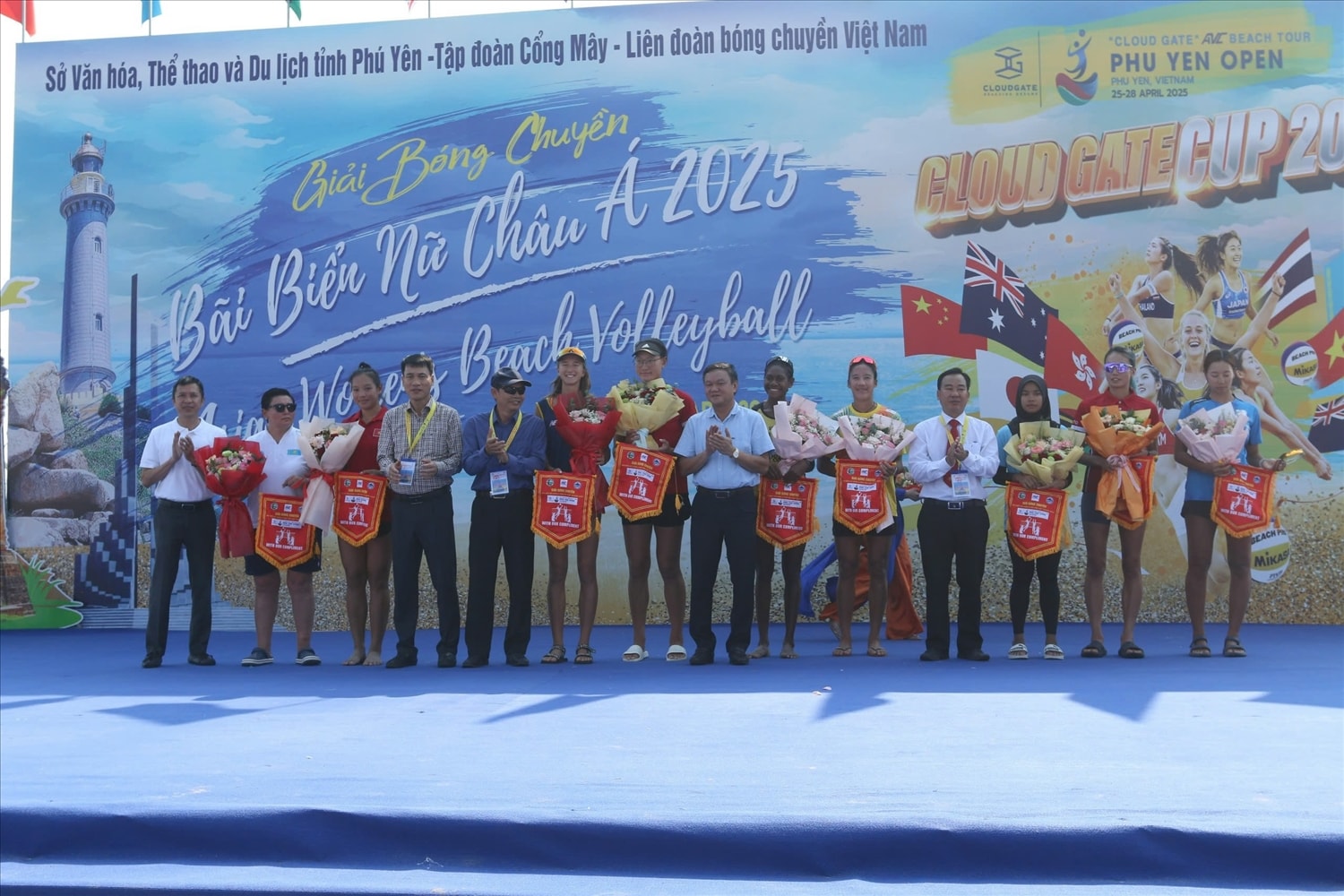Ban tổ chức tặng cờ và hoa cho cho các đội tham dự giải