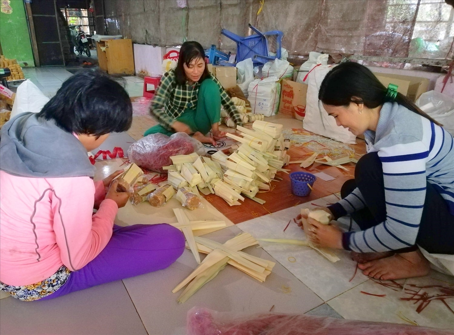 Nghề nấu đường thốt nốt của đồng bào Khmer tỉnh An Giang đang là sản phẩm du lịch mới hấp dẫn, mang lại những trải nghiệm về nấu đường và cách chế biến vô cùng hấp dẫn với du khách (Trong ảnh: Đồng bào đóng gói sản phẩm đường thốt nốt)