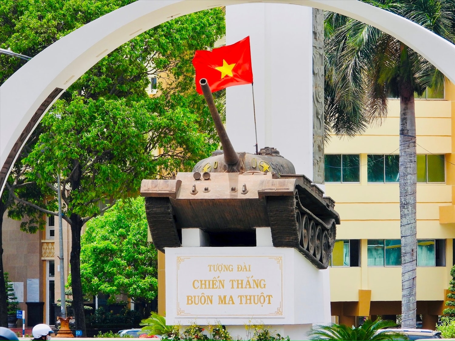 Mô hình chiếc xe tăng T-54 mang số hiệu 980 tại Tượng đài Chiến thắng Buôn Ma Thuột