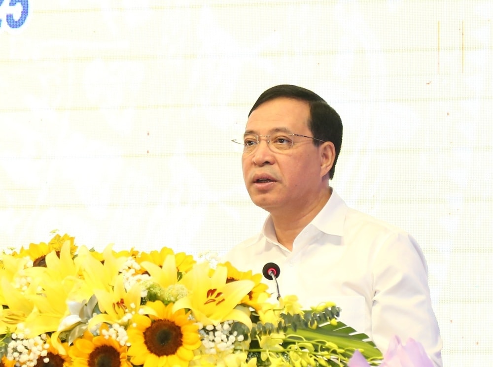 Ông Lại Thế Nguyên, Phó Bí thư Thường trực Tỉnh ủy, Chủ tịch HĐND tỉnh, Trưởng Đoàn ĐBQH tỉnh phát biểu tại buổi gặp mặt 