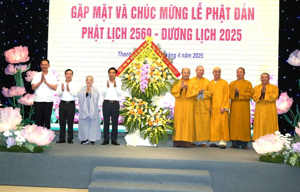 Bí thư Tỉnh ủy Thanh Hóa, Nguyễn Doãn Anh và lãnh đạo tỉnh đã tặng hoa chúc mừng đến toàn thể các chức sắc, tăng ni, phật tử trong toàn tỉnh đón một mùa Phật đản (Phật lịch 2569 - Dương lịch 2025) an lạc, bình an và hoan hỉ.