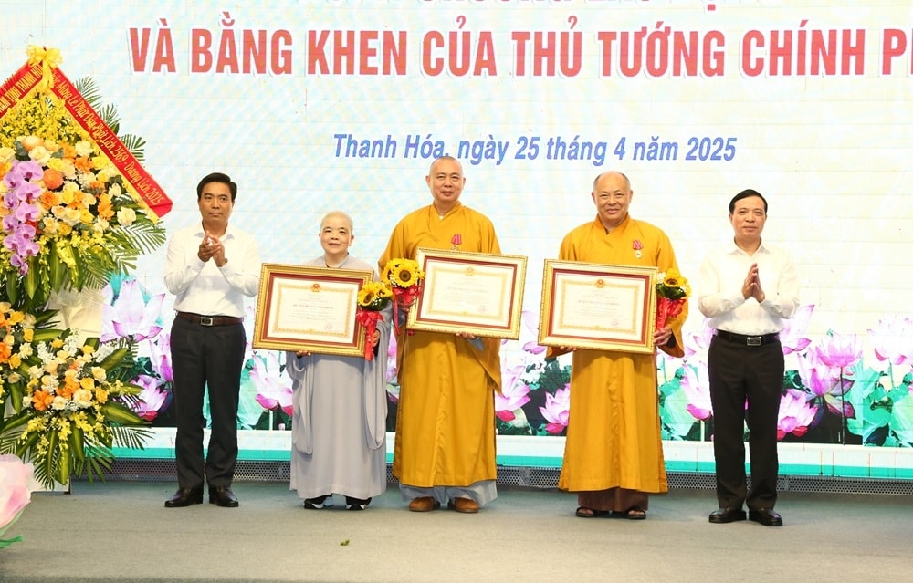 Các cá nhân có thành tích xuất sắc trong công tác Phật sự, an sinh xã hội, từ thiện nhân đạo, góp phần vào sự nghiệp xây dựng và bảo vệ Tổ quốc được Chủ tịch nước tặng thưởng Huân chương Lao động hạng Nhì, hạng Ba.
