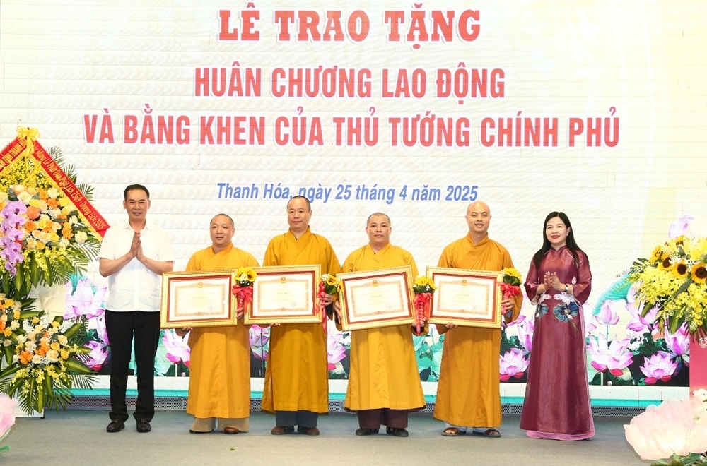 Tập thể và cá nhân có thành tích trong công tác Phật sự, xã hội, từ thiện nhân đạo, góp phần vào sự nghiệp xây dựng CNXH và bảo vệ Tổ quốc được Thủ tướng Chính phủ tặng Bằng khen. 