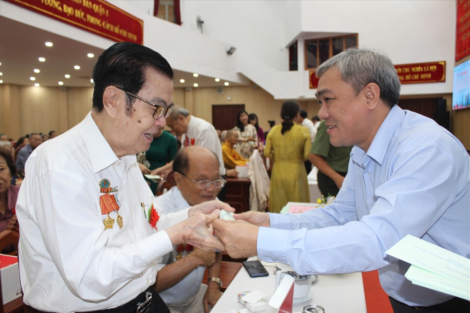 Lãnh đạo TP. Hồ Chí Minh trao quà đến các vị người có công là đồng bào DTTS Lãnh đạo TP. Hồ Chí Minh trao quà đến các vị người có công là đồng bào DTTS