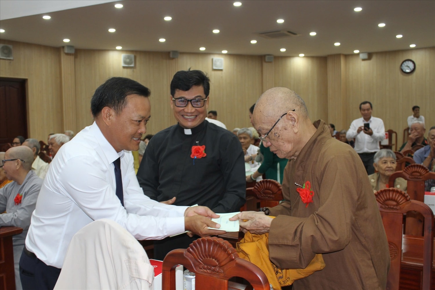 Lãnh đạo TP. Hồ Chí Minh trao quà đến các vị chức sắc, chức việc tôn giáo Lãnh đạo TP. Hồ Chí Minh trao quà đến các vị chức sắc, chức việc tôn giáo