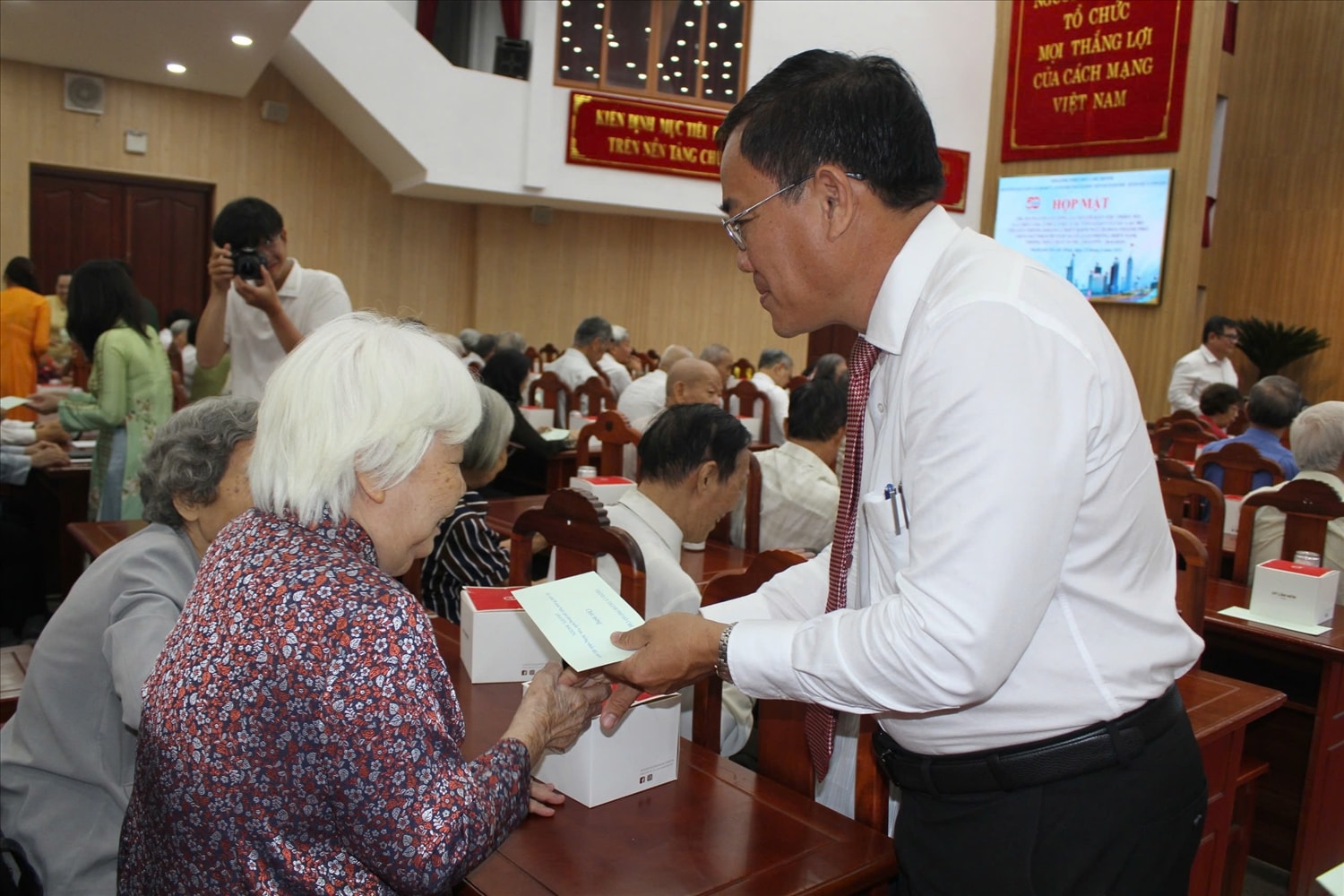 Giám đốc Sở Dân tộc và Tôn giáo TP. Hồ Chí Minh Nguyễn Duy Tân trao quà tri ân đến các đại biểu người có công là đồng bào DTTS, các chức sắc, chức việc tôn giáo Giám đốc Sở Dân tộc và Tôn giáo TP. Hồ Chí Minh Nguyễn Duy Tân trao quà tri ân đến các đại biểu người có công là đồng bào DTTS, các chức sắc, chức việc tôn giáo