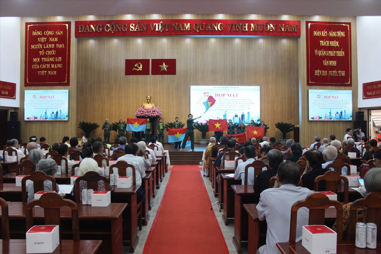 Quang cảnh buổi họp mặt Quang cảnh buổi họp mặt