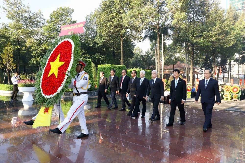 Nguyên Chủ tịch nước Nguyễn Minh Triết (thứ 4 từ phải sang) và lãnh đạo tỉnh Bình Dương viếng Nghĩa trang liệt sĩ Nguyên Chủ tịch nước Nguyễn Minh Triết (thứ 4 từ phải sang) và lãnh đạo tỉnh Bình Dương viếng Nghĩa trang liệt sĩ