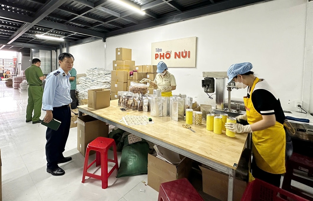 Đoàn kiểm tra liên ngành của tỉnh Gia Lai tiến hành kiểm tra tại hộ kinh doanh Tiệm Phố Núi