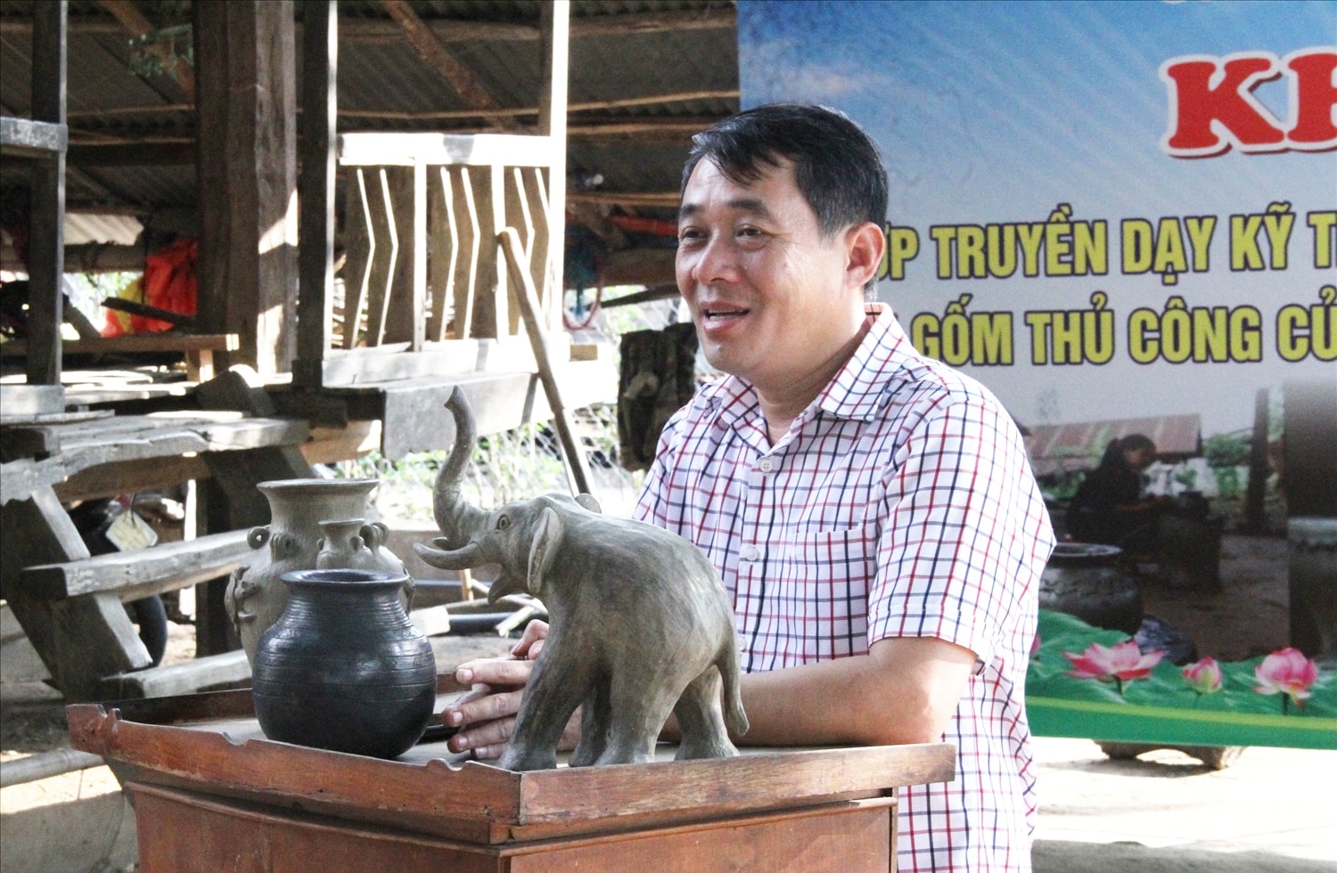 Phó Giám đốc Sở Văn hóa, Thể thao và Du lịch tỉnh Đắk Lắk Lại Đức Đại phát biểu tại buổi khai giảng