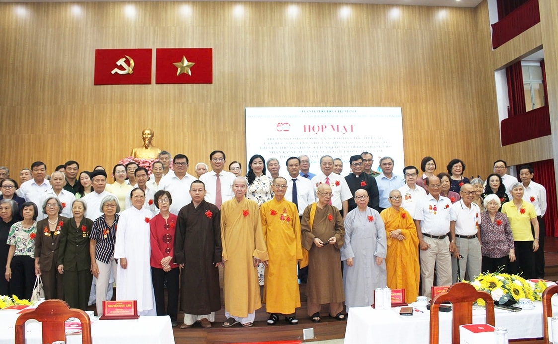 Lãnh đạo Ban Tuyên giáo và Dân vận Thành ủy TP. Hồ Chí Minh, Ủy ban MTTQ Việt Nam thành phố và Sở Dân tộc - Tôn giáo thành phố chụp ảnh lưu niệm tại buổi họp mặt Lãnh đạo Ban Tuyên giáo và Dân vận Thành ủy TP. Hồ Chí Minh, Ủy ban MTTQ Việt Nam thành phố và Sở Dân tộc - Tôn giáo thành phố chụp ảnh lưu niệm tại buổi họp mặt