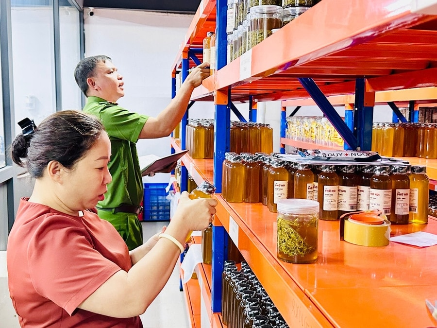  Cơ sở kinh doanh Tiệm Phố Núi bị buộc thu hồi thực phẩm đối với 14 sản phẩm như: Nước cốt tắc; Tắc gừng mật ong; Ớt rang; Hạt điều; Cacao; Chuối sấy; Mít sấy, ...