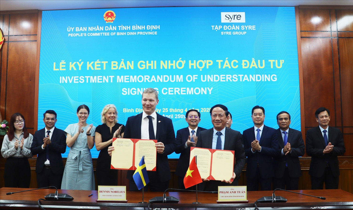 Chủ tịch UBND tỉnh Phạm Anh Tuấn (bên phải) và Ông Dennis Nobelius, Tổng Giám đốc Tập đoàn Syre thực hiện ký kết Bản Ghi nhớ hợp tác đầu tư