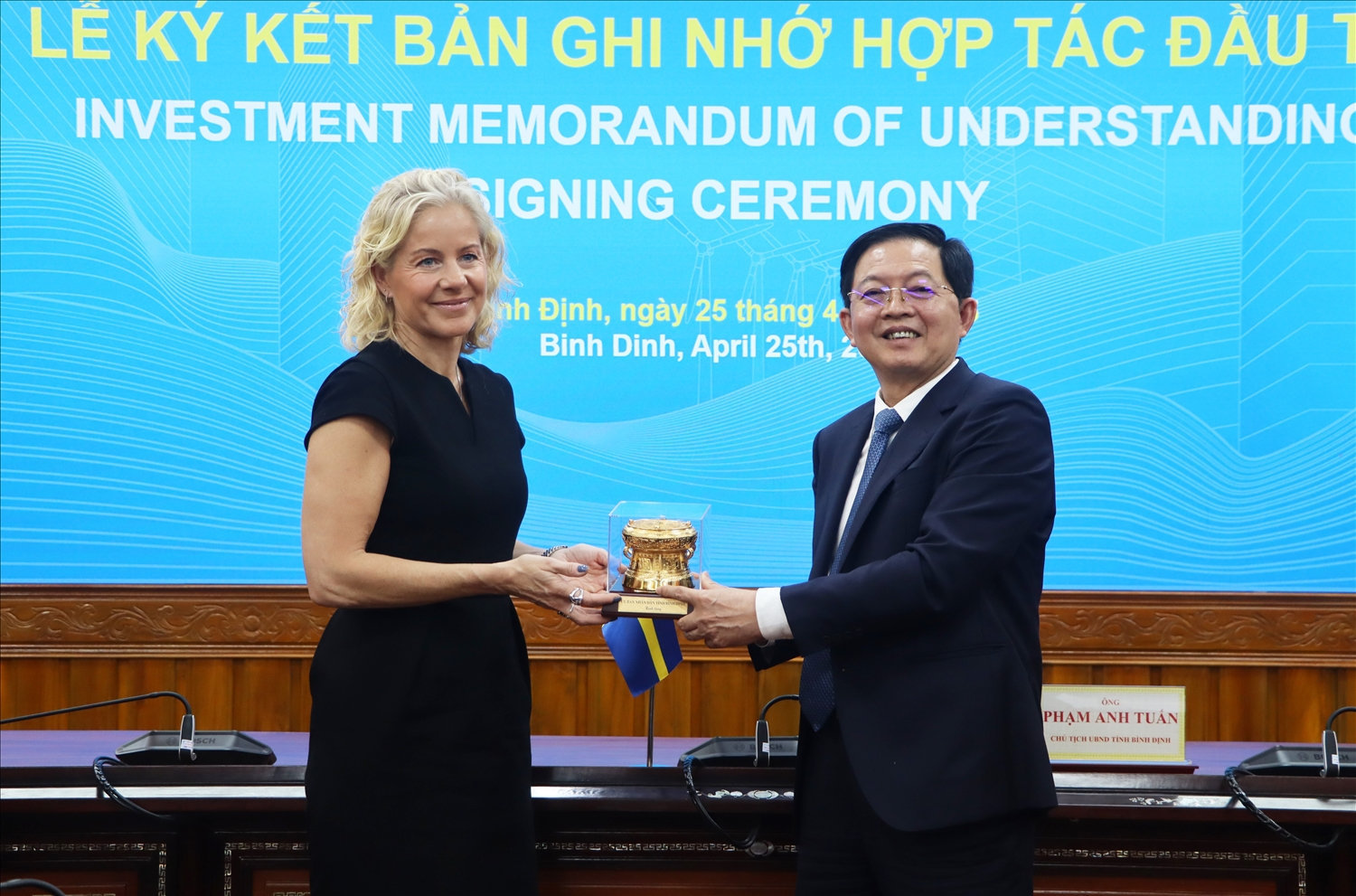 Bí thư Tỉnh uỷ Hồ Quốc Dũng tặng quà lưu niệm cho Bà Susanna Campbell, Chủ tịch Tập đoàn Syre