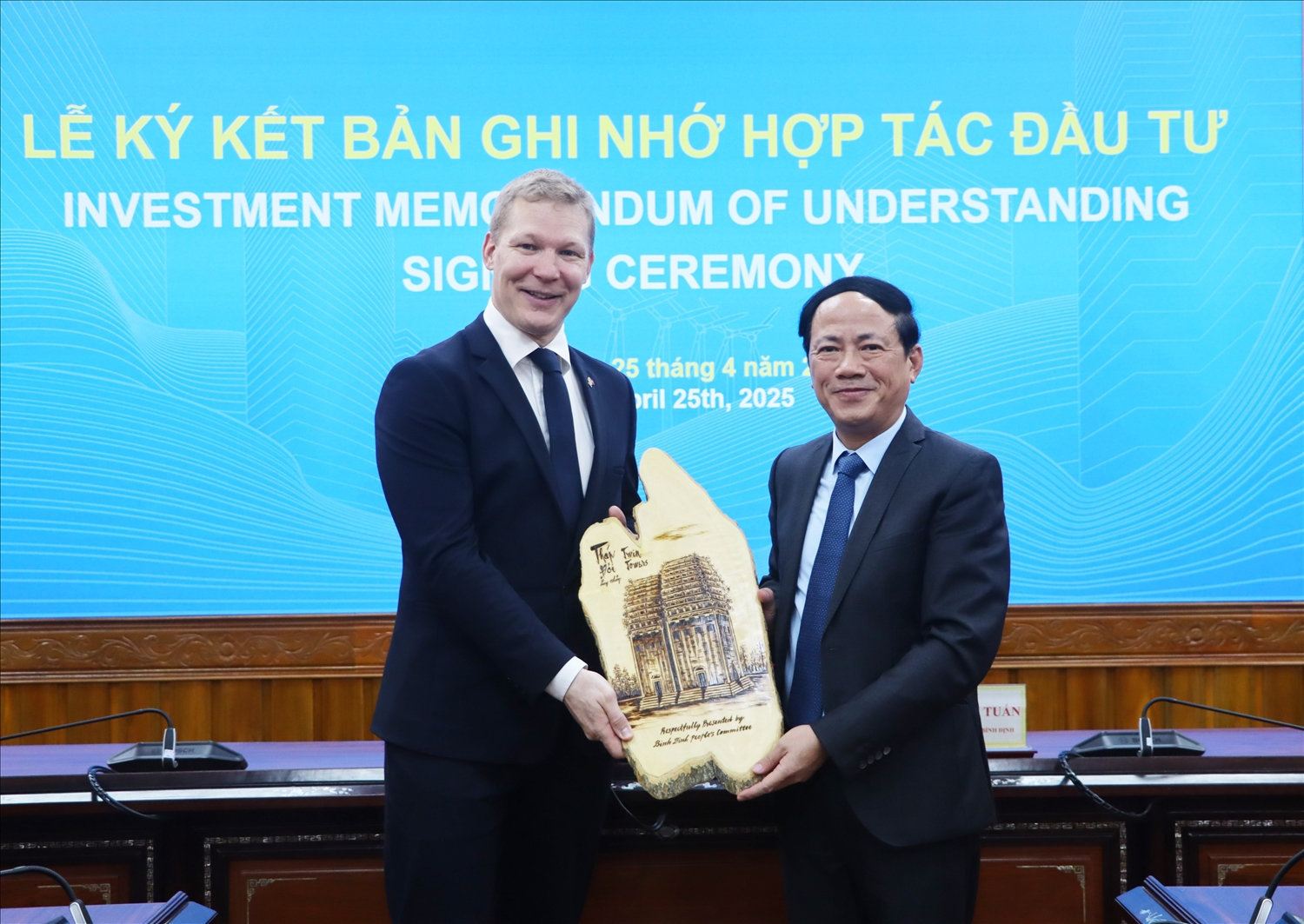 Chủ tịch UBND tỉnh Phạm Anh Tuấn tặng quà lưu niệm cho Ông Dennis Nobelius, Tổng Giám đốc Tập đoàn Syre