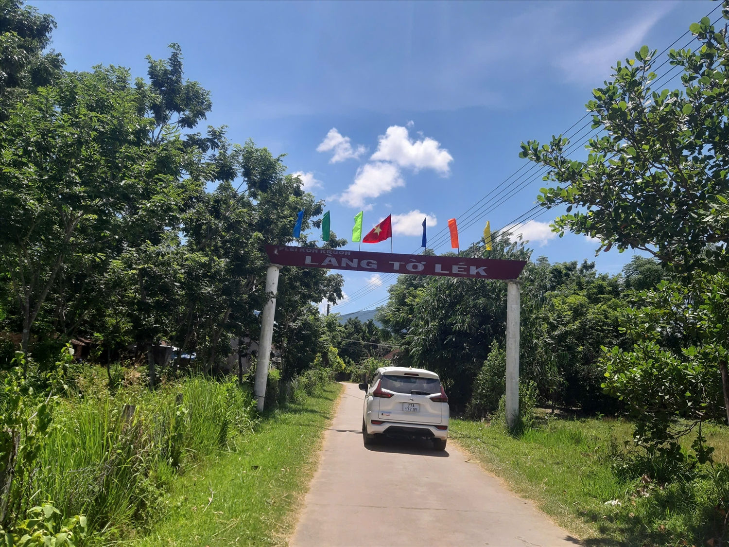 Đường vào khu căn cứ cách mạng Tờ Lek được bê tông thẳng tắp, hai bên là vườn cây trái xanh tốt