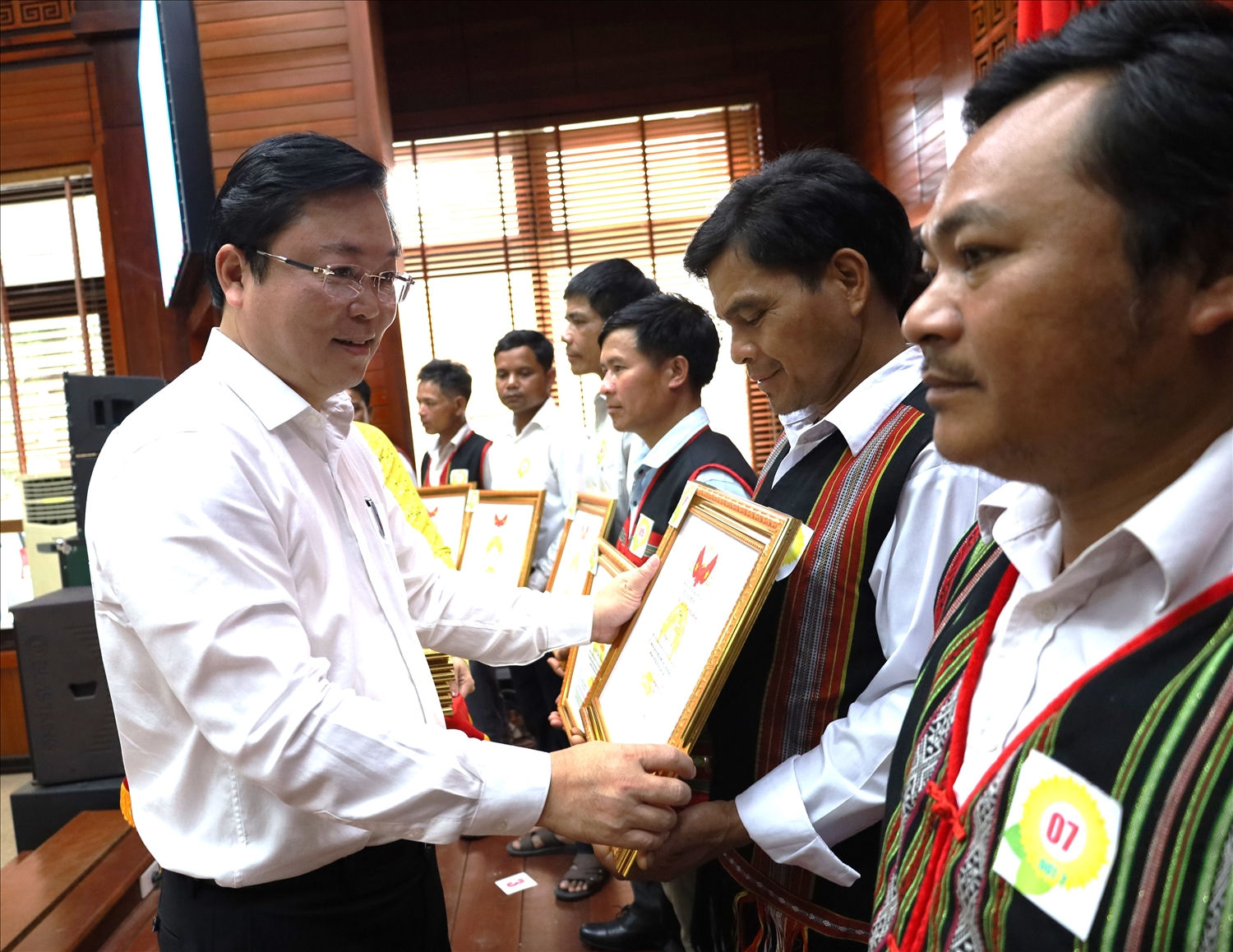 Ông Lê Trí Thanh - Chủ tịch Ủy ban MTTQ Việt Nam tỉnh Quảng Nam tặng Bằng khen cho Người có uy tín tiêu biểu.