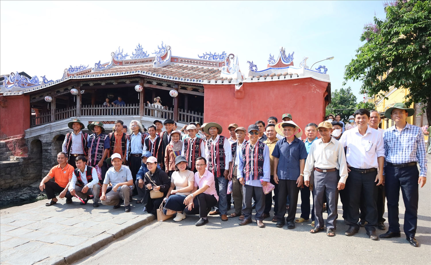 Người có uy tín chụp ảnh lưu niệm tại Hội An.