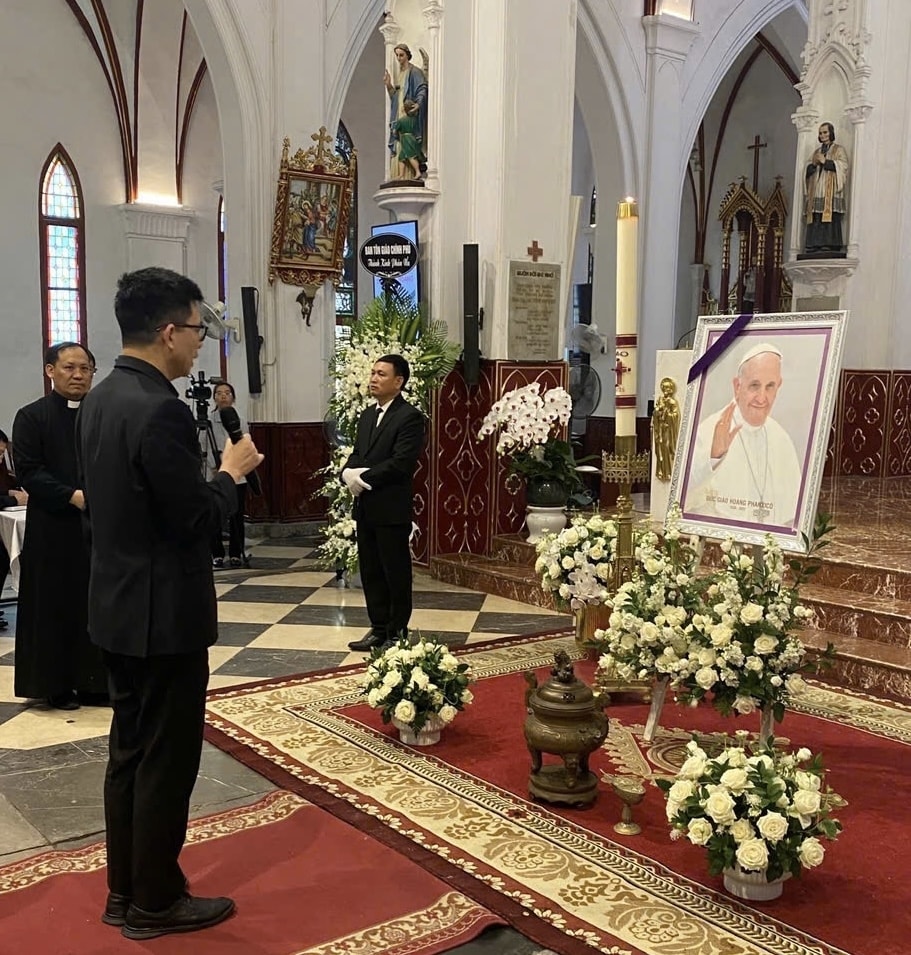 Ông Nguyễn Tiến Trọng, Phó Trưởng Ban Tôn giáo Chính phủ, Bộ Dân tộc và Tôn giáo tại lễ viếng Ông Nguyễn Tiến Trọng, Phó Trưởng Ban Tôn giáo Chính phủ, Bộ Dân tộc và Tôn giáo tại lễ viếng