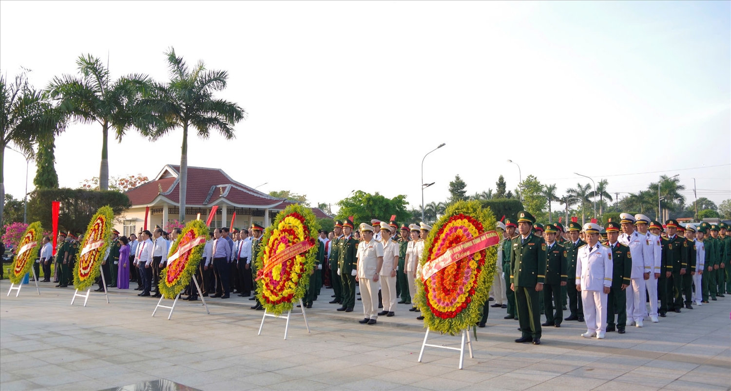 Các đại biểu tham dự Lễ viếng nghĩa trang