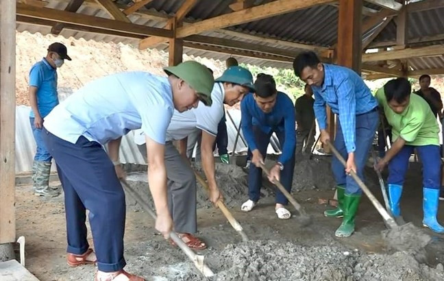 Cán bộ, Nhân dân chung tay hỗ trợ hộ đồng bào DTTS tại huyện Trạm Tấu xây dựng nhà ở (Ảnh minh họa).