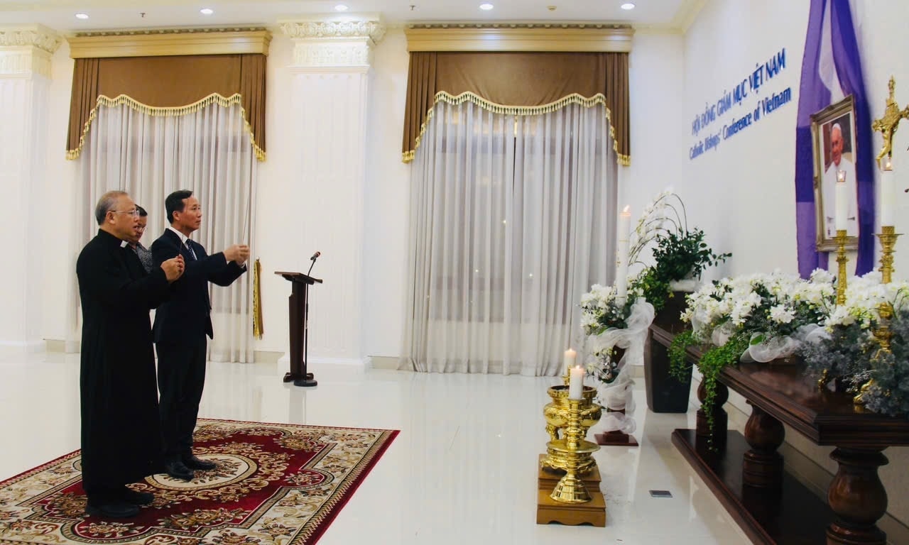 Ông Vũ Hoài Bắc, Trưởng Ban Tôn giáo Chính phủ, Bộ Dân tộc và Tôn giáo tại lễ viếng Ông Vũ Hoài Bắc, Trưởng Ban Tôn giáo Chính phủ, Bộ Dân tộc và Tôn giáo tại lễ viếng