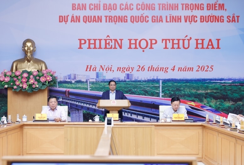 Thủ tướng giao các cơ quan khẩn trương hoàn thiện Nghị quyết thống nhất các cơ chế đặc thù cho tất cả dự án đường sắt, trình Chính phủ trong tháng 4 để trình Quốc hội trước ngày 5/5 - Ảnh: VGP/Nhật Bắc