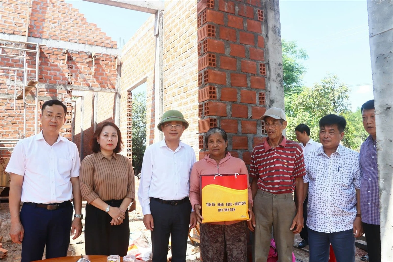 Chủ tịch UBND tỉnh Bình Định, ông Phạm Anh Tuấn (thứ 3 từ trái sang), thăm, tặng quà và động viên bà Lê Thị Thanh Nam – thân nhân liệt sĩ, tại thị trấn Vân Canh